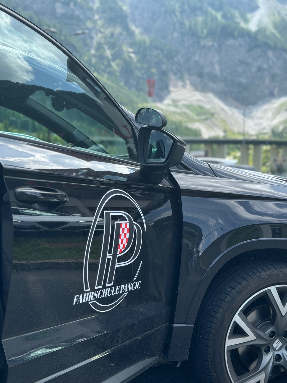 Fahrschule Pancic – Auto vor Bergen